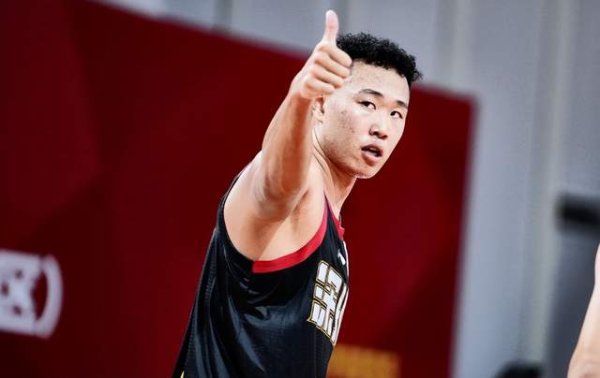 乐鱼体育 济南小伙生日夜爆砍23+5+3，赛后发声很谦虚，幸亏没跟邱彪回山东